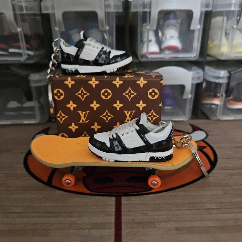 Fashion pair of mini sneakers keychain.(Black/ White). - Picture 3 of 8